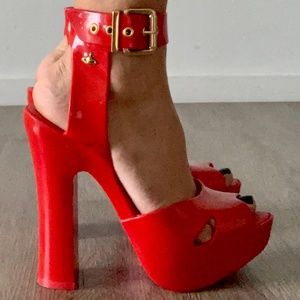 Melissa, With simple lines, Melisa gives us a timeless 5 1/2 high.